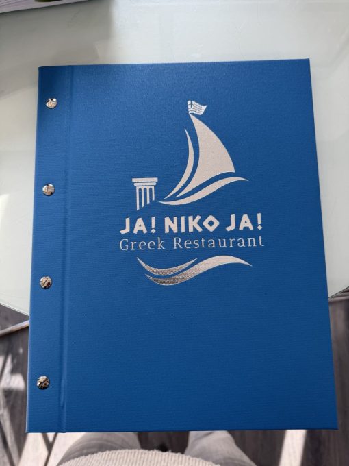 Blaue Speisekartenmappe im Querformat für das Greek Restaurant Ja! Niko Ja! mit Silberprägung und vier Schrauben