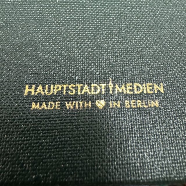 Goldprägung „Hauptstadt Medien – Made with Herz in Berlin“ auf der Rückseite einer Karte