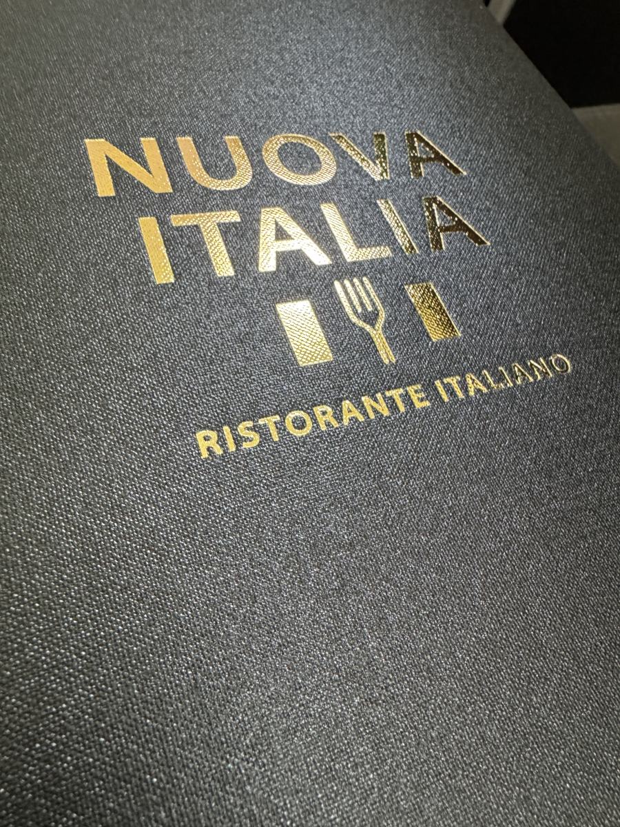 Schwarze Speisekartenmappe des Ristorante Nuova Italia mit Logo in Goldprägung
