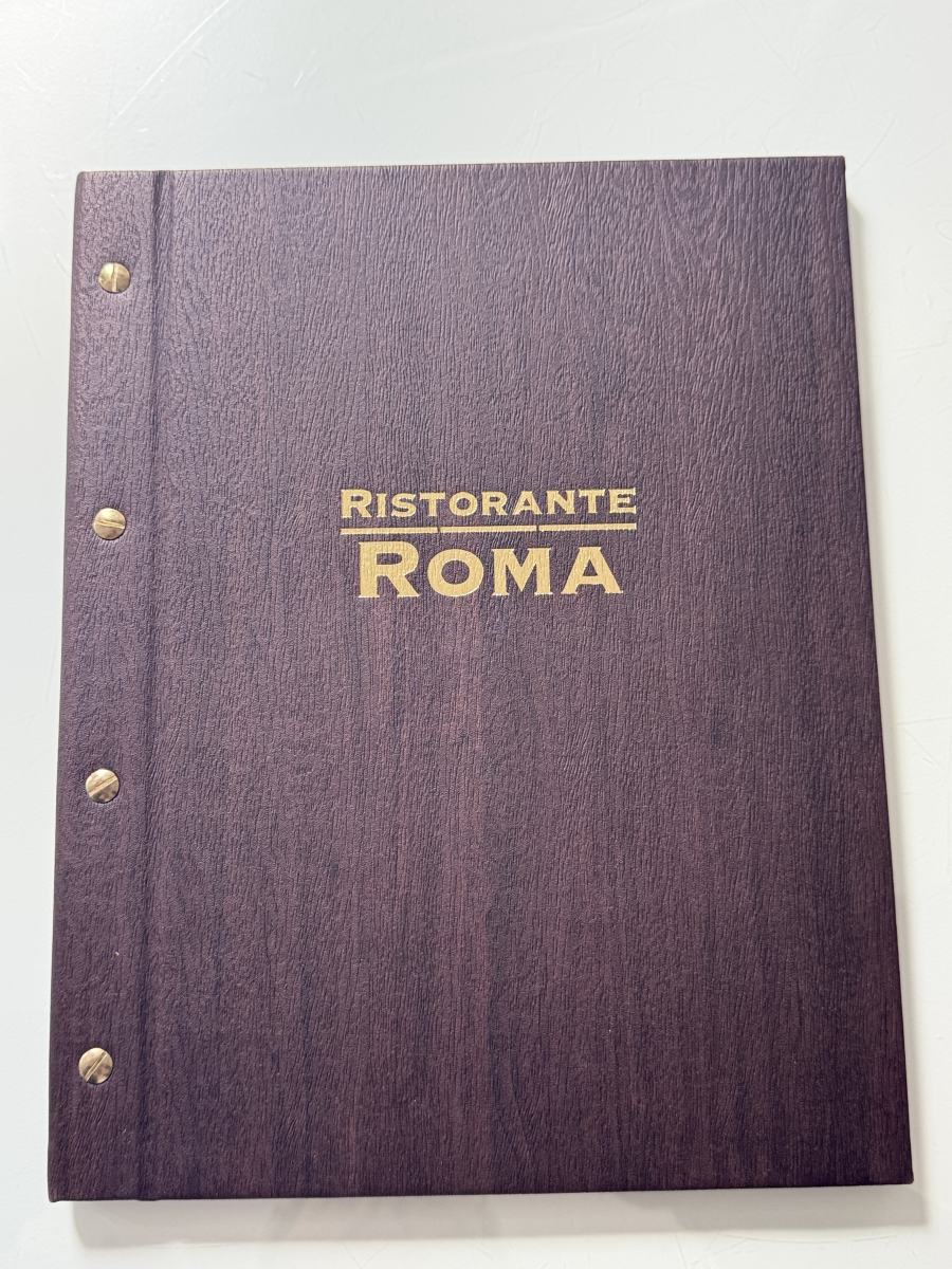 Speisekartenmappe des Ristorante Roma mit Holzoptik-Struktur und goldener Prägung