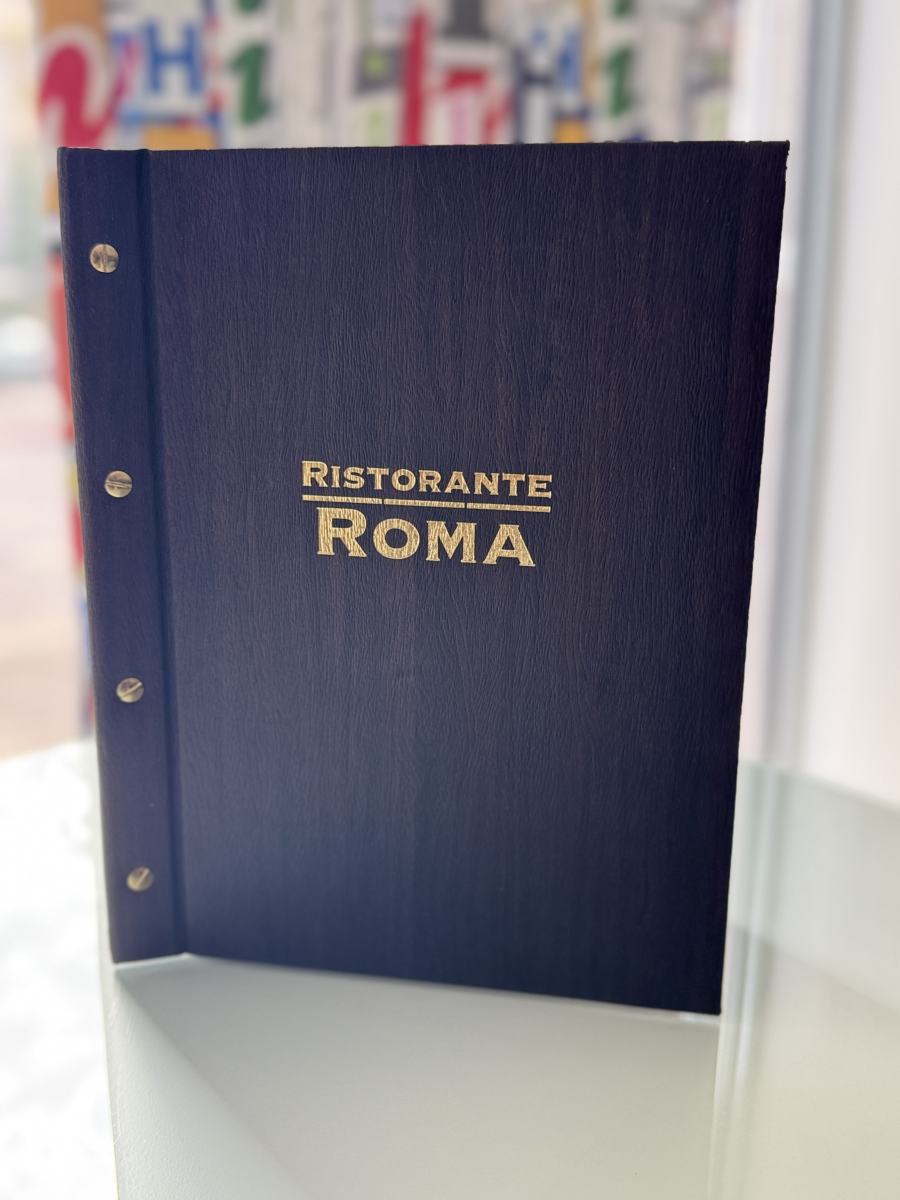 Speisekartenmappe des Ristorante Roma in Holzoptik mit Goldprägung und Schraubbindung