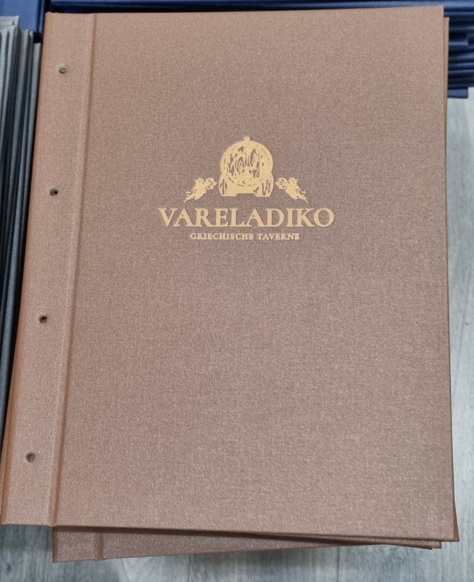 Braune Speisekartenmappe der Griechischen Taverne Vareladiko mit Wappen in Goldprägung