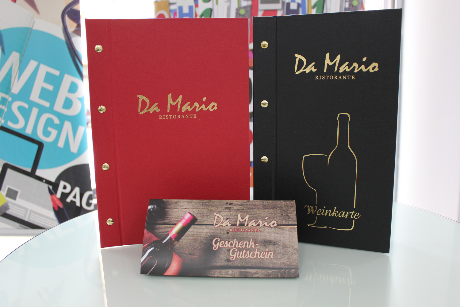 Rote Speisekarte, schwarze Weinkarte und Geschenkgutschein des Ristorante Da Mario – hergestellt von Hauptstadt Medien Berlin
