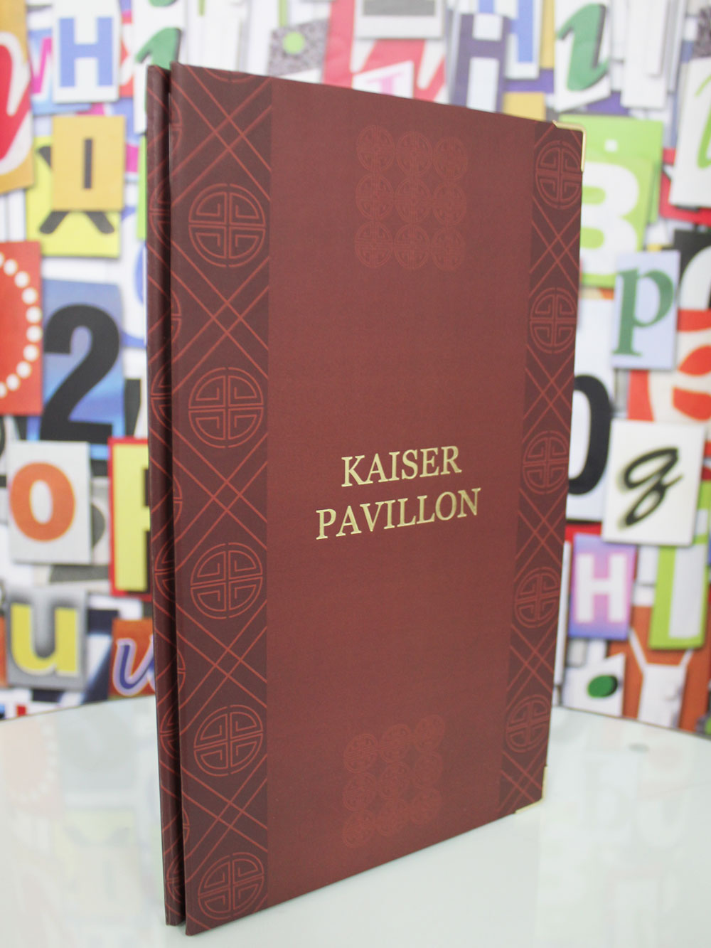 Speisekarte des Kaiser Pavillon mit gemustertem Cover im Motivdruck und Prägung in Gold