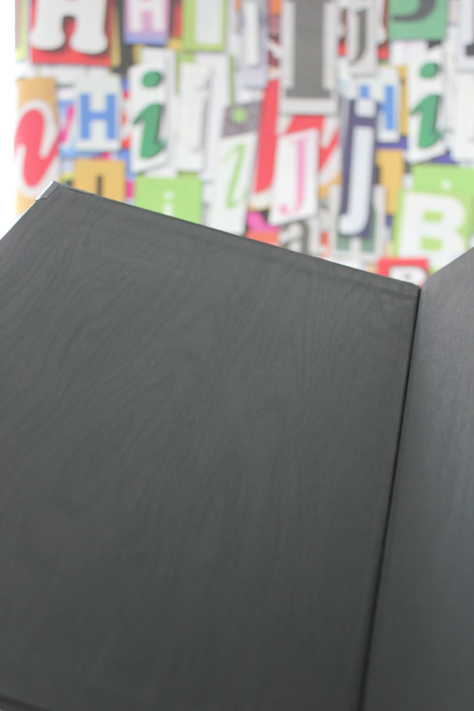 Schwarze Speisekarte aus Holzdesignleder mit Klemme für DIN A4, Goldprägung „Menu“ – Ansicht 3