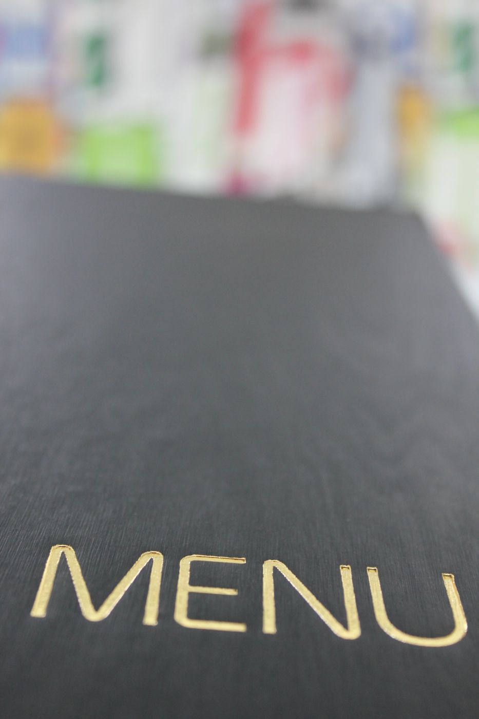 Schwarze Speisekarte aus Holzdesignleder mit Klemme für DIN A4, Goldprägung „Menu“ – Ansicht 4