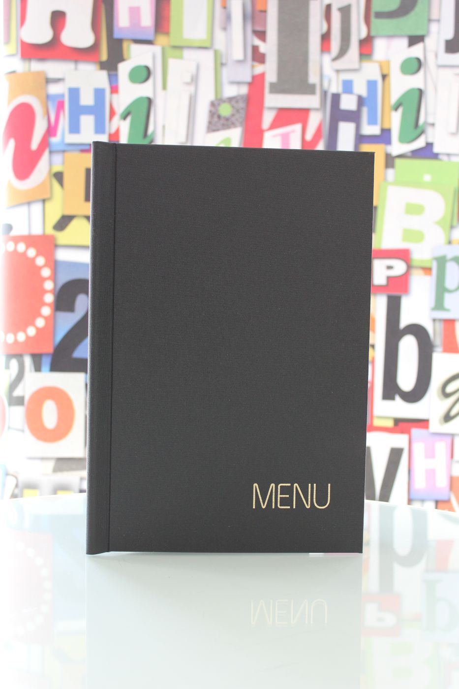 Schwarze Speisekartenmappe aus Buchleinen mit Klemme für DIN A4, Goldprägung „Menu“
