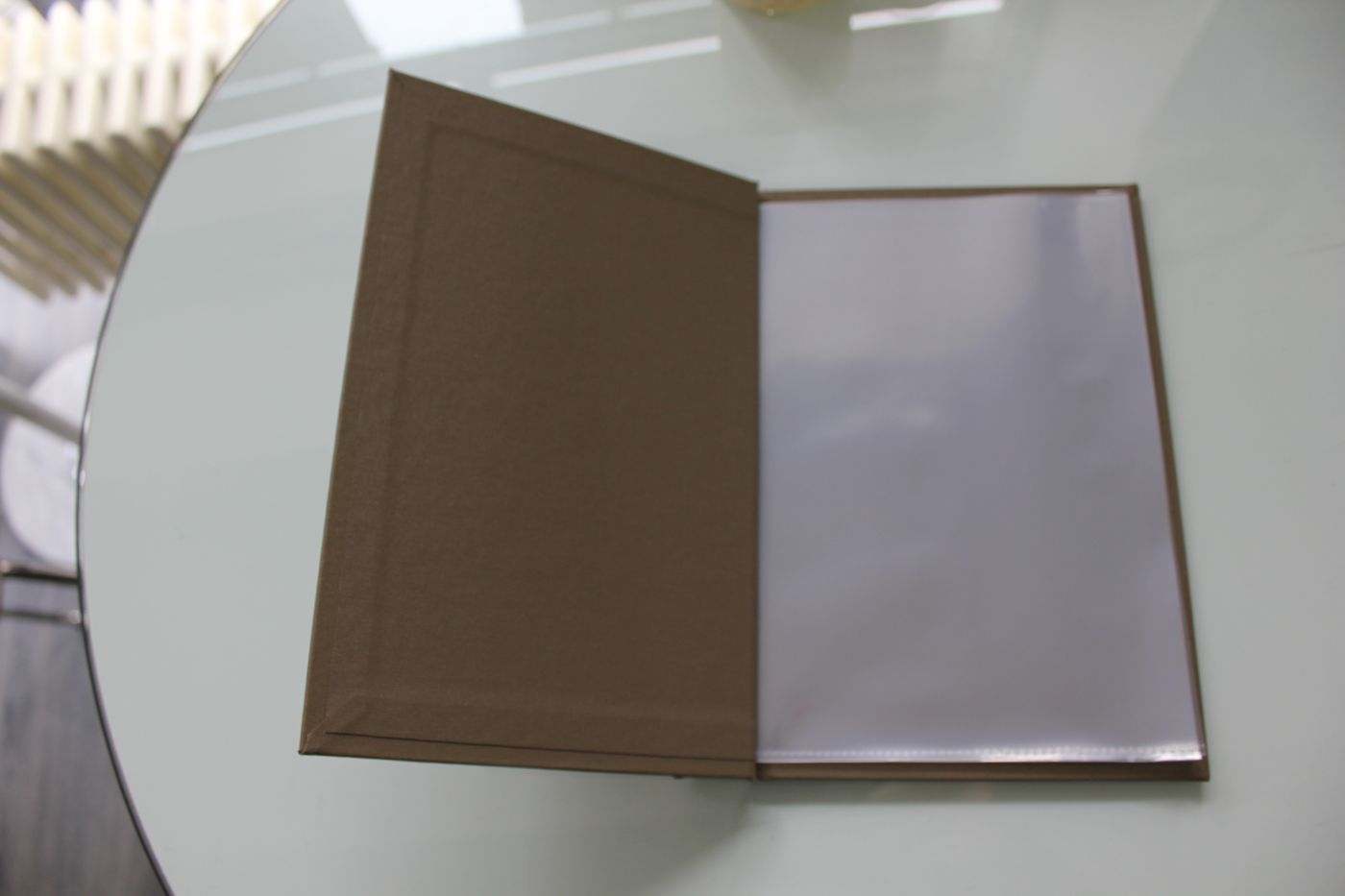 Speisekarte A5 „Menu Coffee“ aus beschichtetem Leinen in dunklem Beige – Ansicht 3