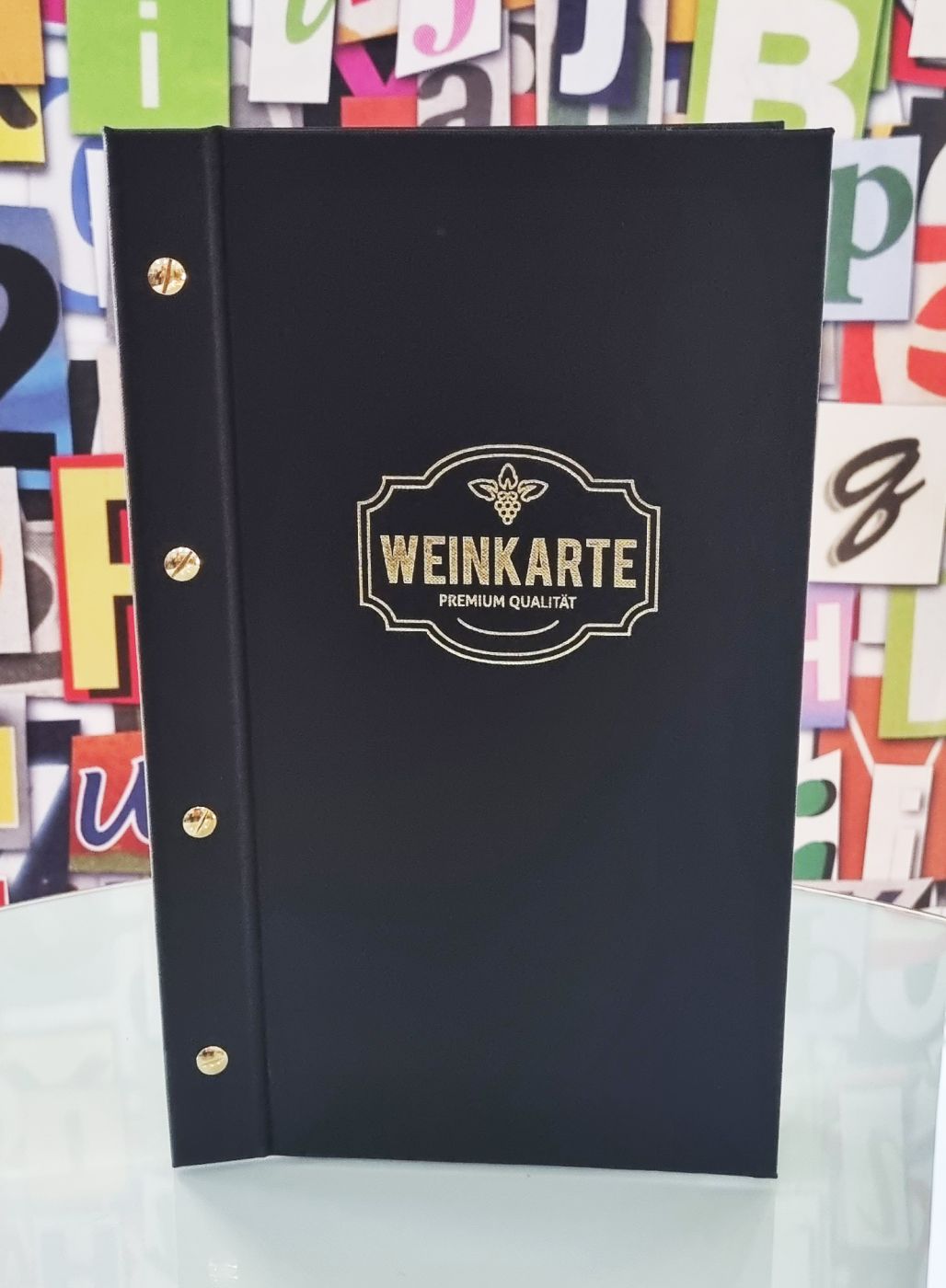 Schwarze Weinkarte aus Buchleinen mit Goldprägung „Weinkarte“ und goldenen Buchschrauben, Größe S