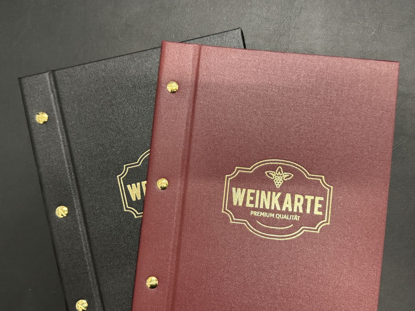 Weinkarte mit Goldprägung, Schwarz und Bordeauxrot